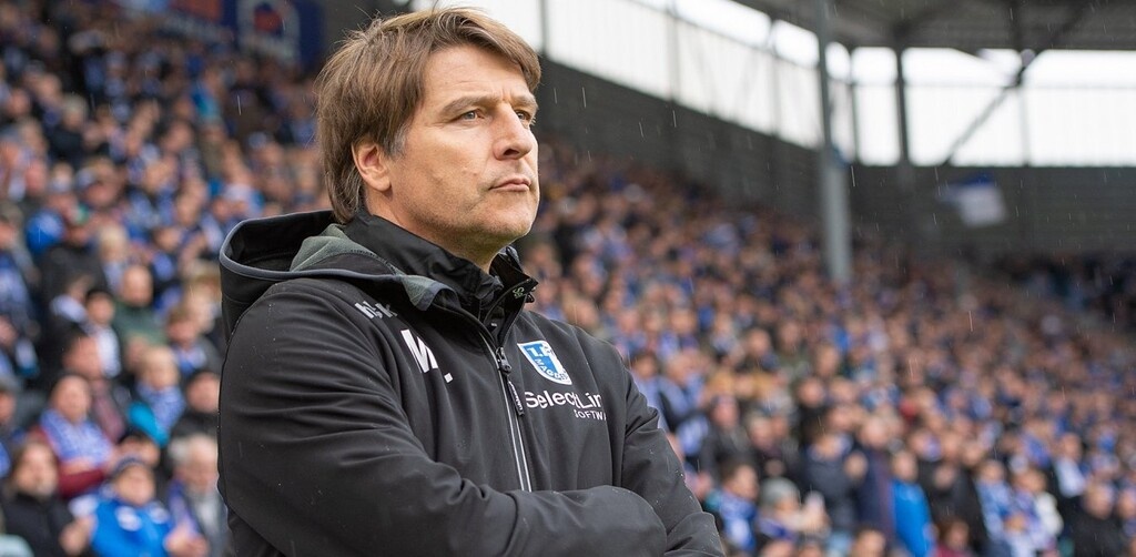 Οι διοικούντες την ΠΑΕ έκριναν πως ο Γερμανός προπονητής έχει τα εχέγγυα να κρατήσει το «τιμόνι» του Άρη και να τον φέρει στον δρόμο που επιθυμεί η διοίκηση.