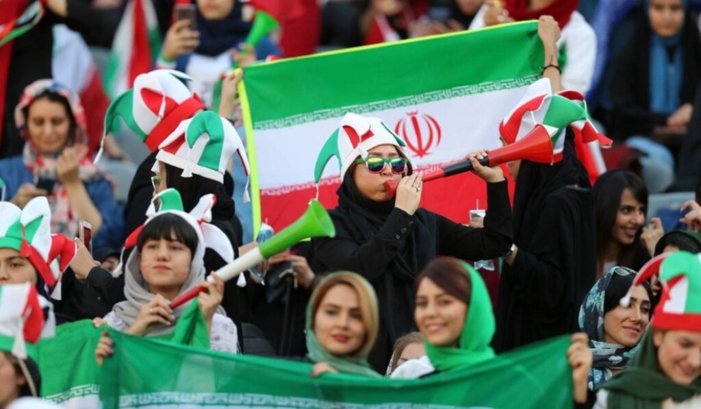 Ιράν: Οι γυναίκες μπήκαν στις εξέδρες και η εθνική το... γιόρτασε με 14 γκολ! (video+photos)