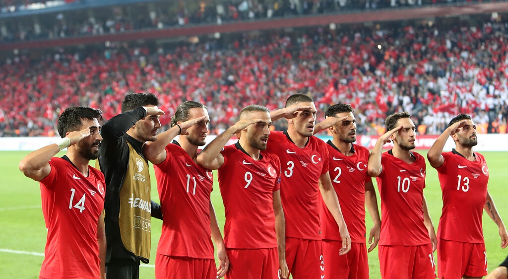 Υπέρ του πολέμου στη Συρία οι Τούρκοι παίκτες! (photos)