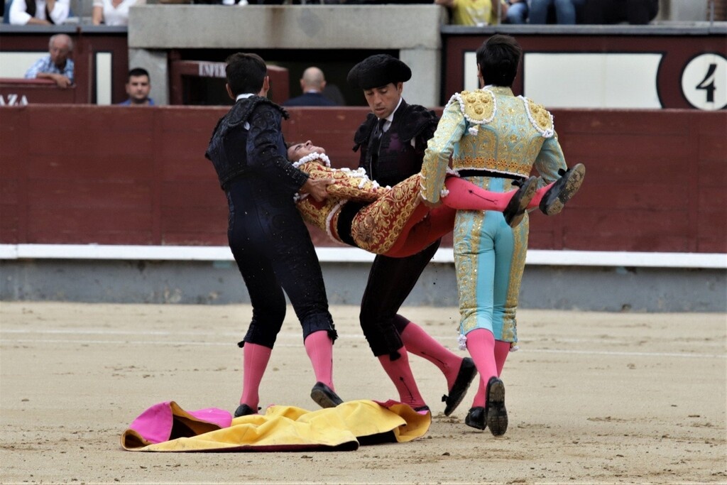 Σοκαριστικό βίντεο: Ταύρος καρφώνει με τα κέρατά του ταυρομάχο! (photos+video)