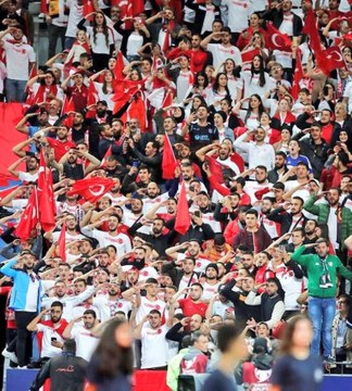 Euro 2020: Το… χαβά τους οι Τούρκοι, εντός κι εκτός γηπέδου! (photos+videos)