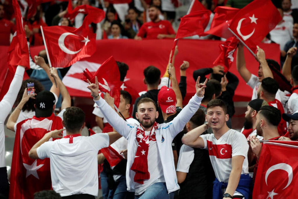 Γαλλία – Τουρκία: «Γκρίζοι Λύκοι» και στρατιωτικοί χαιρετισμοί στο Παρίσι! (videos+photos)