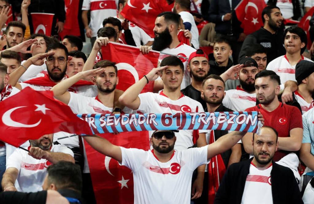 Γαλλία – Τουρκία: «Γκρίζοι Λύκοι» και στρατιωτικοί χαιρετισμοί στο Παρίσι! (videos+photos)