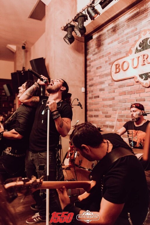 «Βούλιαξαν» την Γλυφάδα οι 15 50