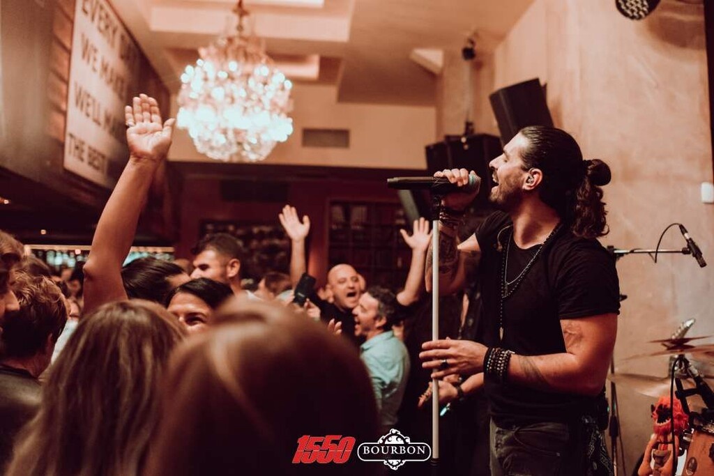 «Βούλιαξαν» την Γλυφάδα οι 15 50