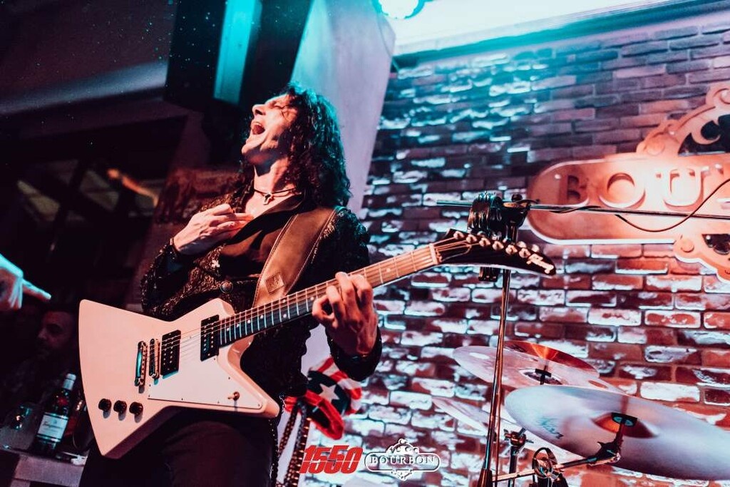 «Βούλιαξαν» την Γλυφάδα οι 15 50