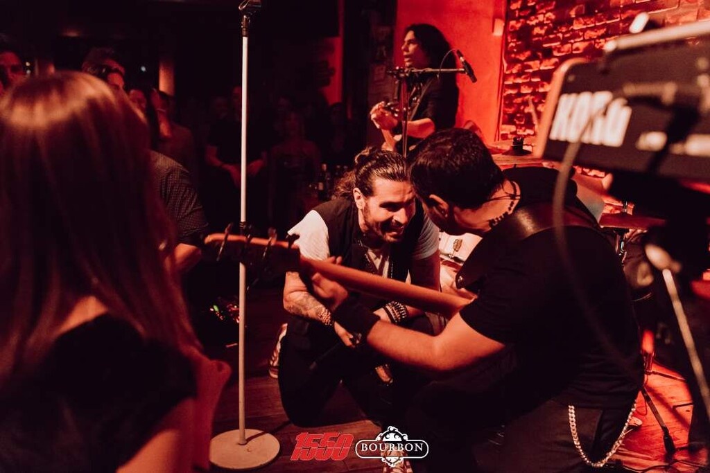 «Βούλιαξαν» την Γλυφάδα οι 15 50