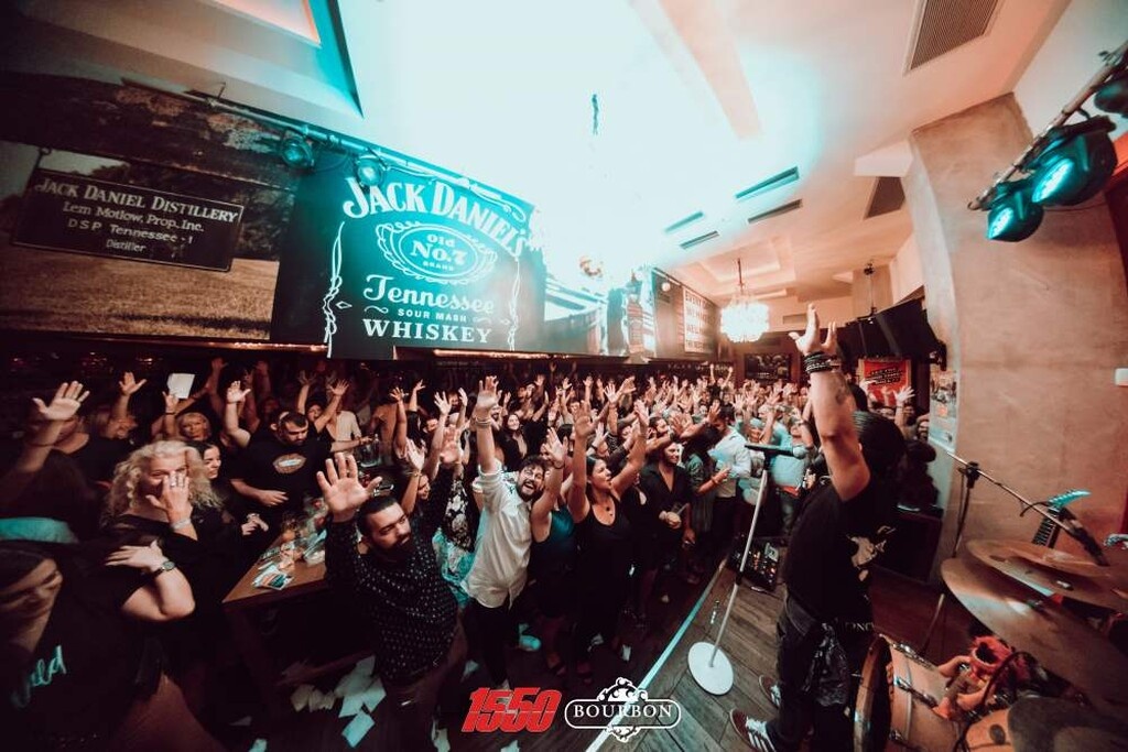 «Βούλιαξαν» την Γλυφάδα οι 15 50