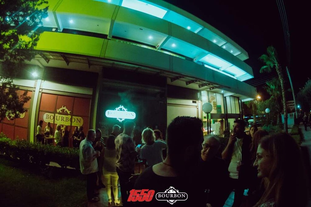 «Βούλιαξαν» την Γλυφάδα οι 15 50