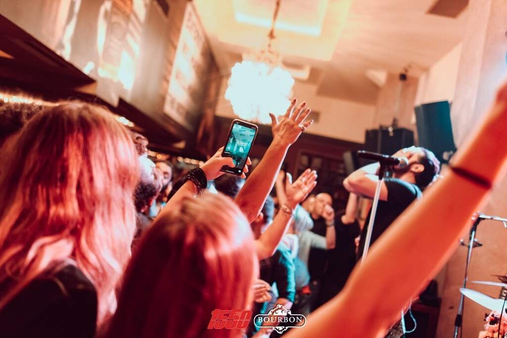 «Βούλιαξαν» την Γλυφάδα οι 15 50