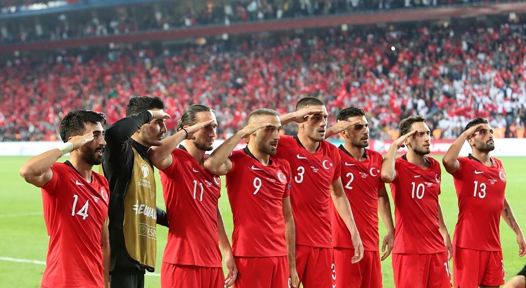 Πειθαρχική έρευνα της UEFA για τον στρατιωτικό χαιρετισμό των Τούρκων (photos)