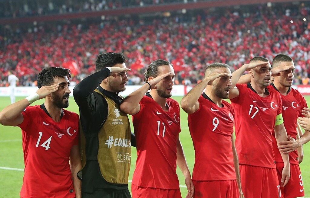 Πειθαρχική έρευνα της UEFA για τον στρατιωτικό χαιρετισμό των Τούρκων (photos)
