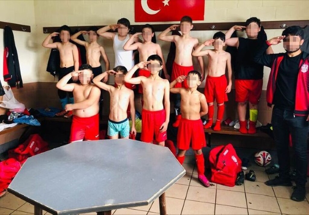 Σάλος και στο Βέλγιο με τον στρατιωτικό χαιρετισμό σε αγώνα Κ10! (photos)