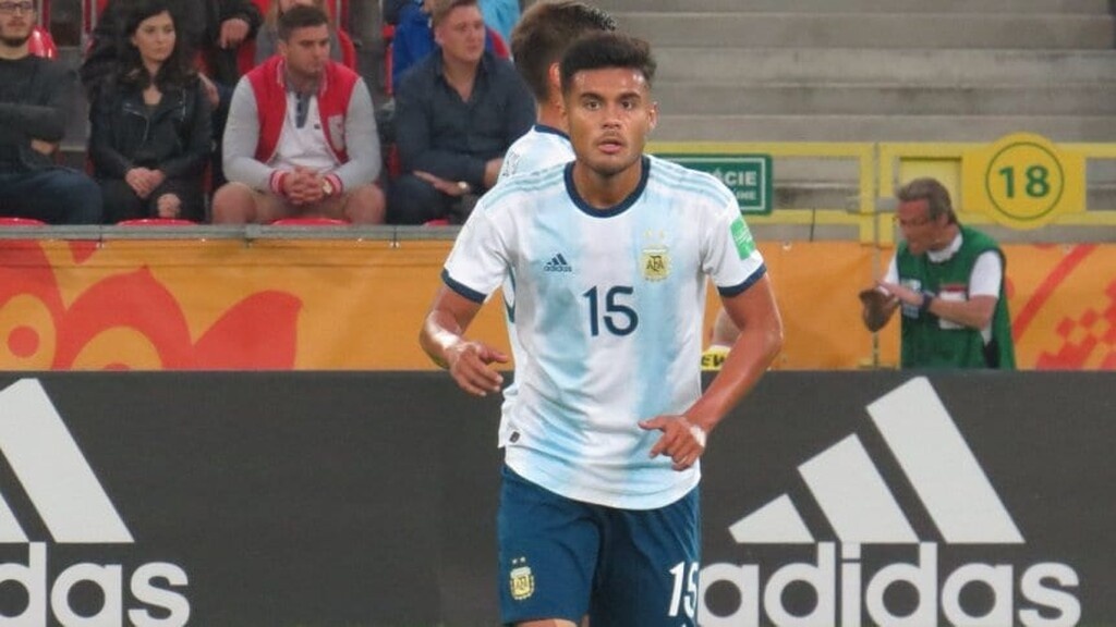 … Φάουστο Βέρα! Πρόκειται για τον 20χρονο κεντρικό μέσο της Αρχεντίνος Τζούνιορς, ο οποίος από πέρσι έχει δέκα παιχνίδια στα πόδια του και έχει ισάριθμα ματς στην Ελπίδων της Αργεντινής.