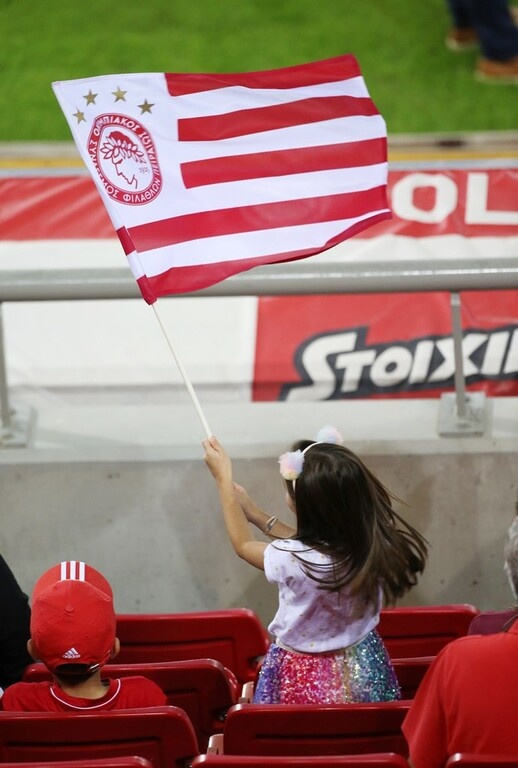 Ολυμπιακός-ΟΦΗ: Μοίρασαν χαμόγελα και δώρα σε παιδιά (photos)