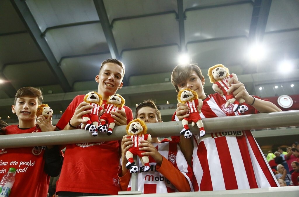 Ολυμπιακός-ΟΦΗ: Μοίρασαν χαμόγελα και δώρα σε παιδιά (photos)