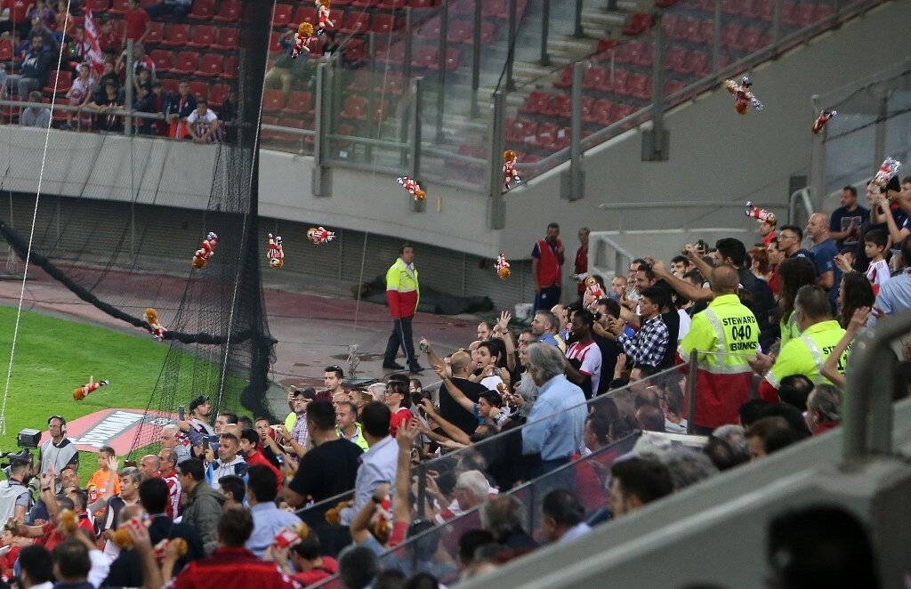 Ολυμπιακός-ΟΦΗ: Μοίρασαν χαμόγελα και δώρα σε παιδιά (photos)