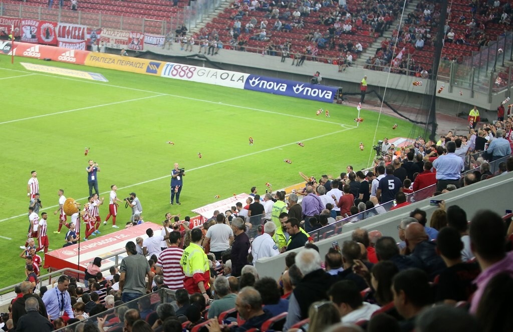 Ολυμπιακός-ΟΦΗ: Μοίρασαν χαμόγελα και δώρα σε παιδιά (photos)