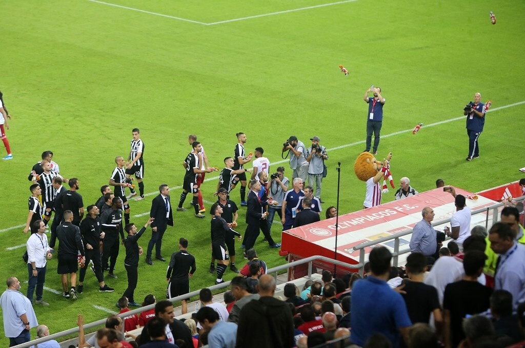 Ολυμπιακός-ΟΦΗ: Μοίρασαν χαμόγελα και δώρα σε παιδιά (photos)