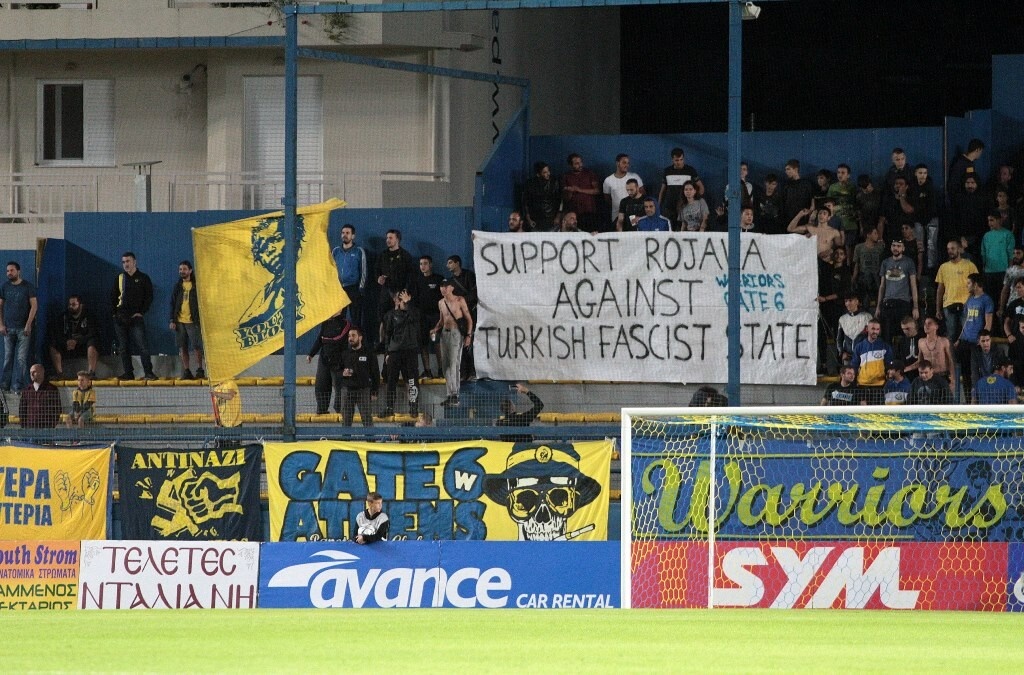 Παναιτωλικός-ΑΕΛ: Το πανό των Αγρινιωτών για τον πόλεμο στη Συρία (photo)
