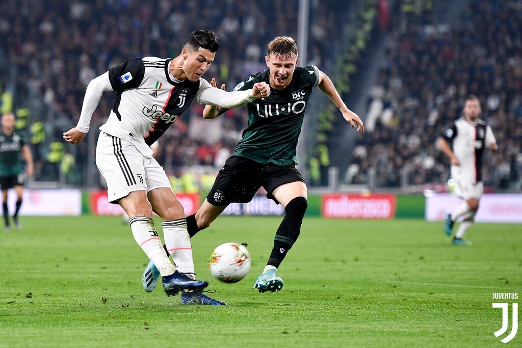 Γιουβέντους: Η φανέλα στον Κριστιάνο για τα 700 γκολ (photos+video)