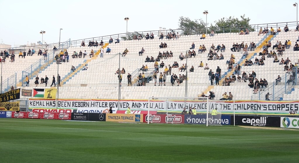 ΑΕΚ-Βόλος: Το πανό των οπαδών της Ένωσης για τον πόλεμο (photos)