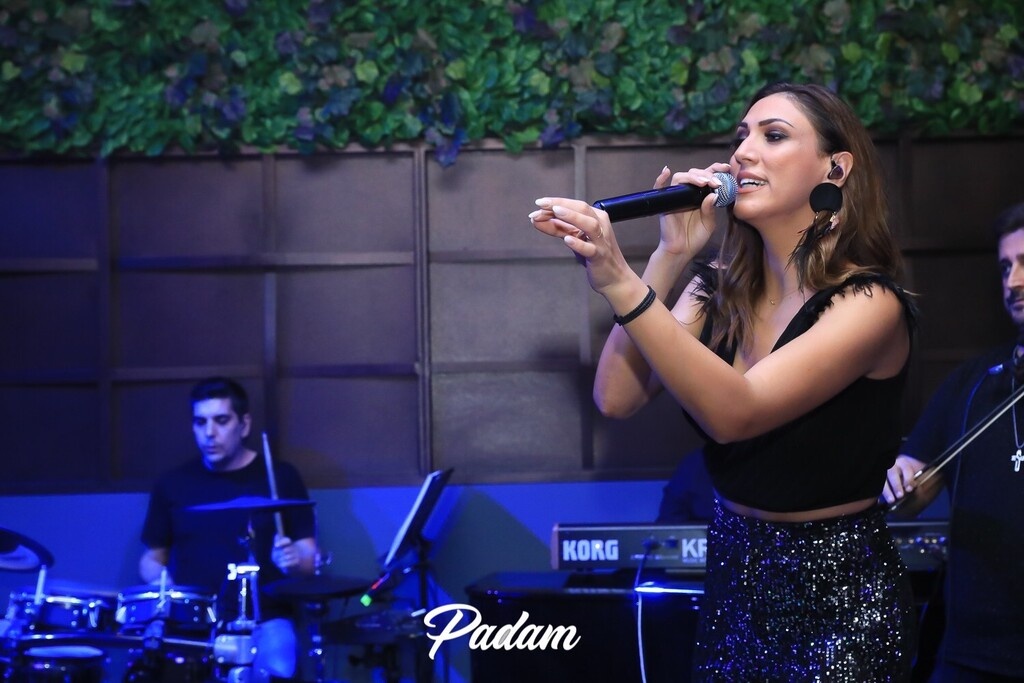 Βασιλική Νταντά: Εντυπωσίασε στην live εμφάνισή της στη Γλυφάδα (photos)