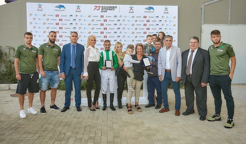 Οι παίκτες της ΠΑΕ Παναθηναϊκός, Βαγγέλης Θεοχάρης, Φάνης Μαυρομμάτης και Κώστας Αποστολάκης με τον Αντιδήμαρχο Μαρκοπούλου Μεσογαίας Δημήτρη Κολιαβασίλη , τη Ντορέττα Παπαδημητρίου, τον αναβάτη Μάριο Χριστοφή, τον προπονητή και ιδιοκτήτη Παναγιώτη