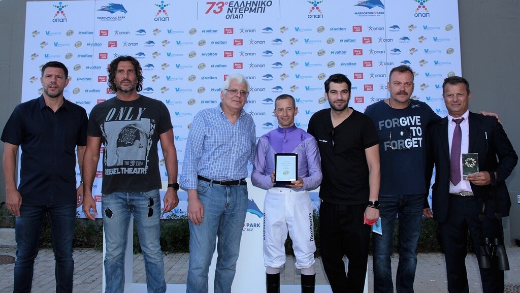 Ο πρώην διεθνής ποδοσφαιριστής Τάκης Φύσσας με τον υδατοσφαιριστη Κώστα Κοκκινάκη, τον Εκδότη της εφημερίδας Ελεύθερος Τύπος Δημήτρη Μπενέκο, τον αναβάτη Παναγιώτη Δημητσάνη, τους ηθοποιούς Μάνο Ιωάννου και Τόνυ Δημητρίου και τον εκπρόσωπο της