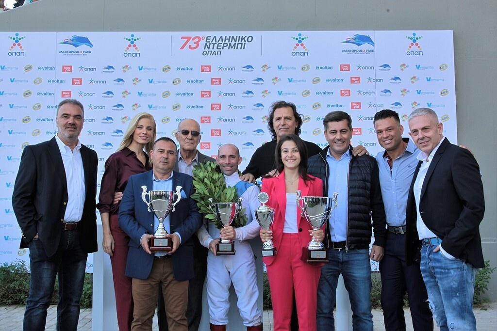 Ο Διευθυντής Πωλήσεων TASTY, Ηλίας Ξηντάρας με την Ευαγγελία Αραβανή, τους εκπροσώπους της προπονήτριας Ντίνο και Άννα Γεωργίου, το μέλος του Δ.Σ.