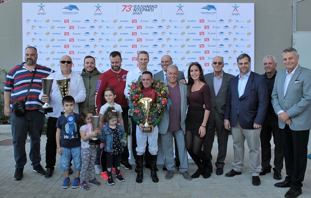 Οι ιδιοκτήτες, Ανδρέας Ρηγόπουλος και Χρήστος Αργυρόπουλος με τον Διευθύνοντα Σύμβουλο ΟΠΑΠ Ντάμιαν Κόουπ, τον Α’ Αντιπρόεδρο του ΟΠΑΠ και της Ιπποδρομίες Α.Ε.