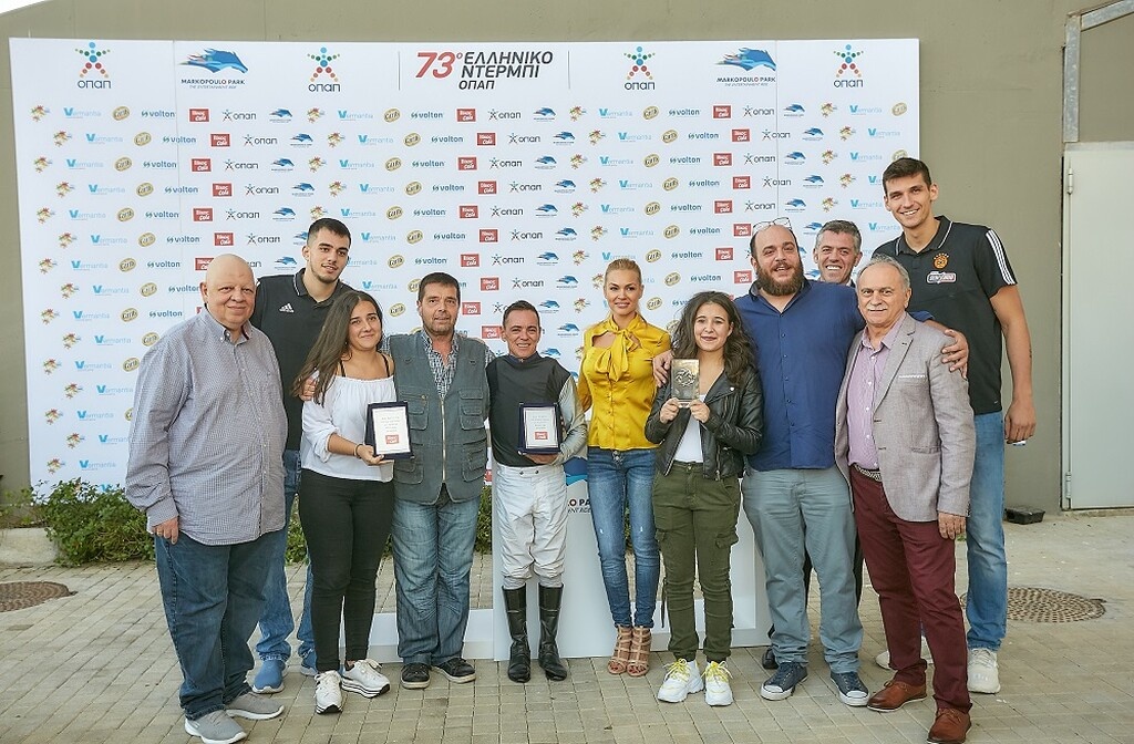 Ο Εκδότης της εφημερίδας ΦΙΛΕΛΕΥΘΕΡΟΣ Θανάσης Μαυρίδης, με τους παίκτες της ΚΑΕ Παναθηναϊκός ΟΠΑΠ Κώστα Παπαδάκη και Κωνσταντίνο Μήτογλου, τον προπονητή Μιχάλη Ιωαννίδη, τον αναβάτη Βαγγέλη Κρητικό, την Βίκυ Κάβουρα, τον εκπρόσωπο της ΒΙΚΟΣ Φάνη