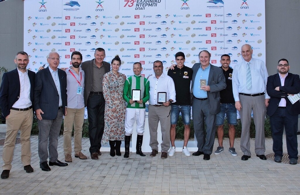 Ο Εκδότης της εφημερίδας Sportday, Tάσος Μπούρας, με τον Διευθύνοντα Σύμβουλο της Vermantia, Φίλιππο Αντωνόπουλο, τον πρώην ποδοσφαιριστή Γιόζεφ Βάντσικ, την Μαρία Κορινθίου, τον αναβάτη Παναγιώτη Δημητσάνη, τον προπονητή Χρήστο Κουβαρά και τα μέλη του