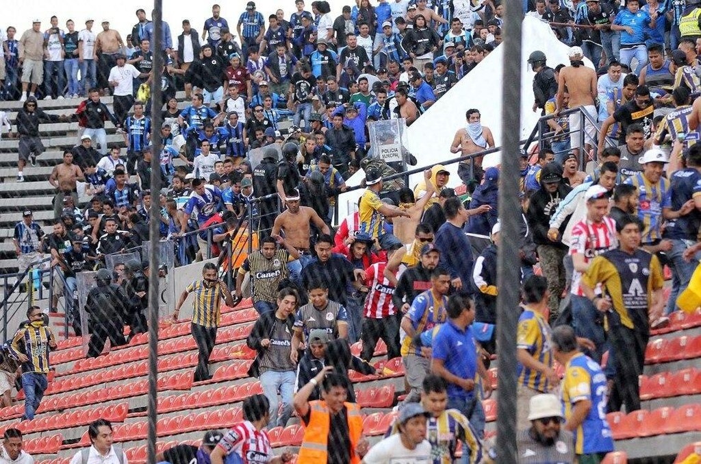 Τρομερά επεισόδια και διακοπή σε αγώνα στο Μεξικό (photos+video)