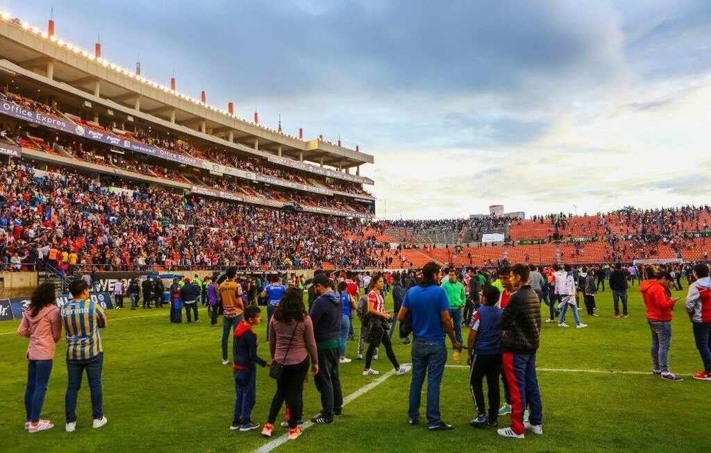 Τρομερά επεισόδια και διακοπή σε αγώνα στο Μεξικό (photos+video)