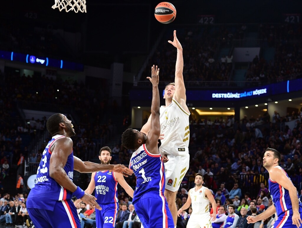 Αναντολού Εφές-Ρεάλ Μαδρίτης 76-60: Ασταμάτητοι Σιμόν και Ντάνστον υπέταξαν την «Βασίλισσα» (photos)