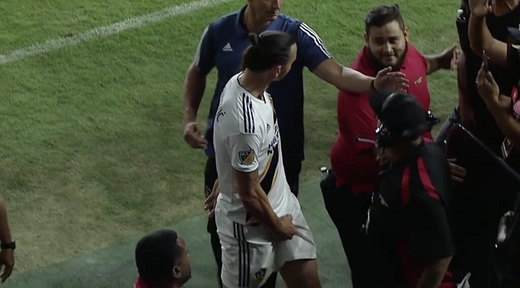 Απίστευτος Ζλάταν! Έδειξε τα γεννητικά του όργανα σε φιλάθλους! (video+photos)