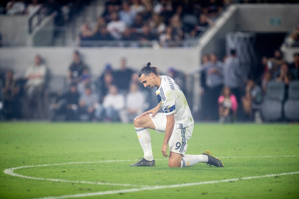 Απίστευτος Ζλάταν! Έδειξε τα γεννητικά του όργανα σε φιλάθλους! (video+photos)