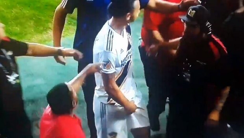 Απίστευτος Ζλάταν! Έδειξε τα γεννητικά του όργανα σε φιλάθλους! (video+photos)