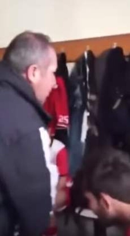 Σάλος στην Τουρκία με προπονητή ομάδας Νέων - Έπεσαν σφαλιάρες στα αποδυτήρια! (video&photos)