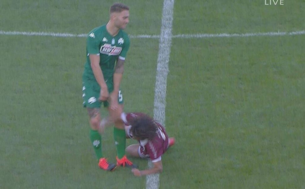 Σκάνδαλο στο ΟΑΚΑ: Η γροθιά του Ουάρντα που δεν πήρε «χαμπάρι» το VAR! (photos)