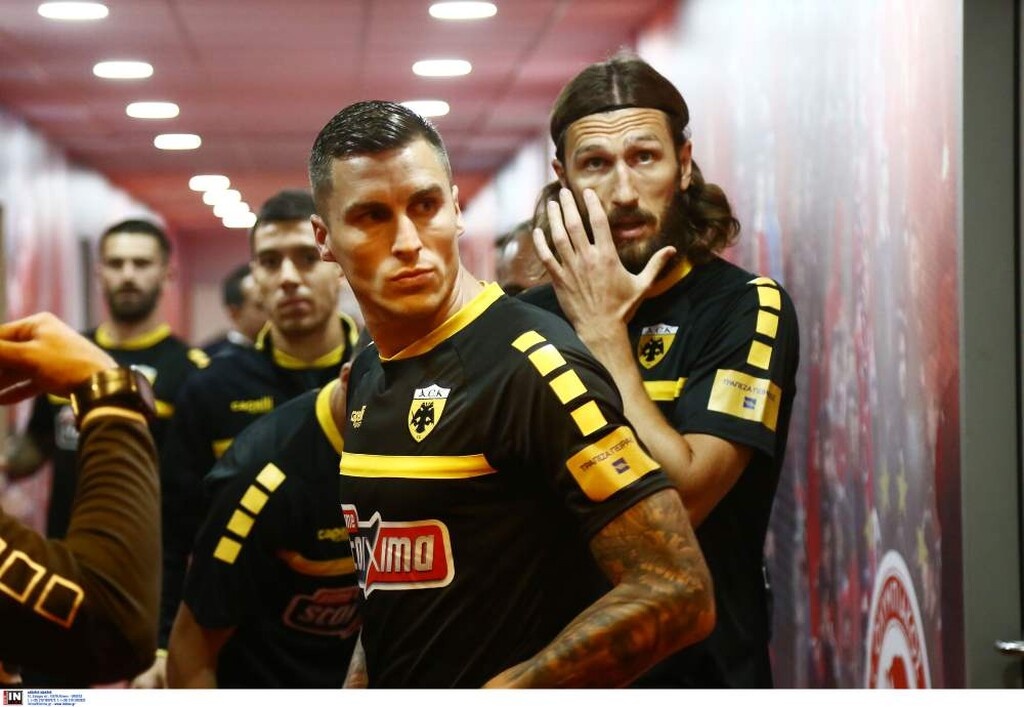 Ολυμπιακός-ΑΕΚ: Χαμός με Βράνιες, ξέσπασε το «Γ. Καραϊσκάκης»! (photos)