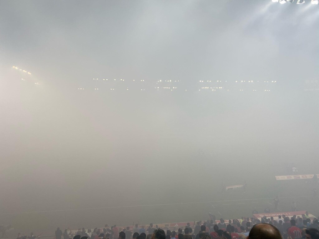 Ολυμπιακός – ΑΕΚ: Το «Γεώργιος Καραϊσκάκης» πήρε… φωτιά και καθυστερεί το ντέρμπι!