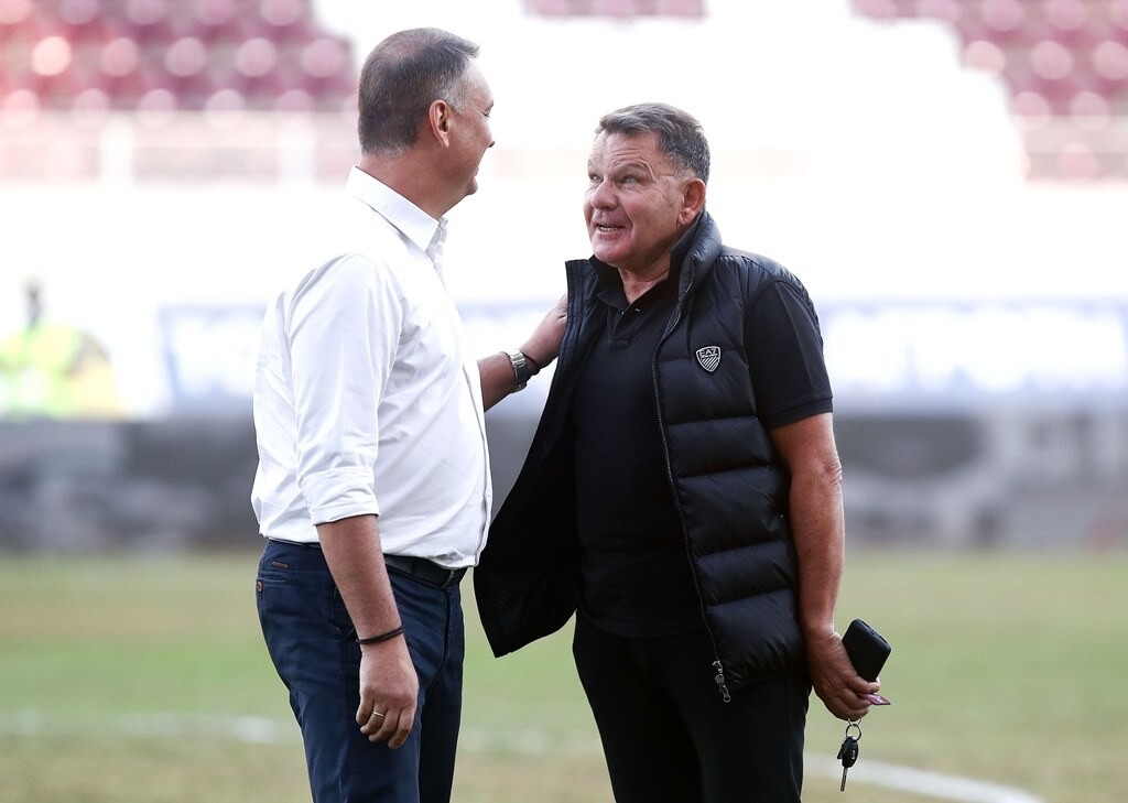 Ο Κούγιας στη συνέχεια μίλησε με τον Μιχάλη Γρηγορίου, ο οποίος τόνισε ότι δεν έχει θέμα με τον Κάτσε που είναι… «Γερμανός» αλλά πρόσθεσε πως ο Ουάρντα θα του τινάξει στον αέρα τα αποδυτήρια.