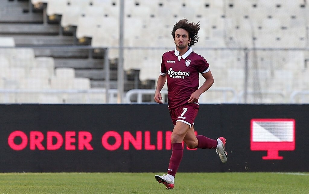 «Είναι ένα παιδί, απορώ γιατί δεν παίζει στον ΠΑΟΚ. Βέβαια ο ΠΑΟΚ έχει πολλούς σταρ, ο ίδιος αισθάνεται σταρ και μάλλον παρεξηγείται η συμπεριφορά του» δήλωσε μεταξύ άλλων ο ισχυρός άνδρας της ΑΕΛ.