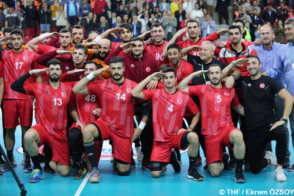 Πρόκληση: Τούρκοι παίκτες ελληνικών ομάδων χαιρετούν στρατιωτικά! (video+photos)