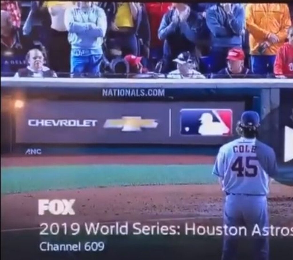 Σήκωσαν τις μπλούζες τους...