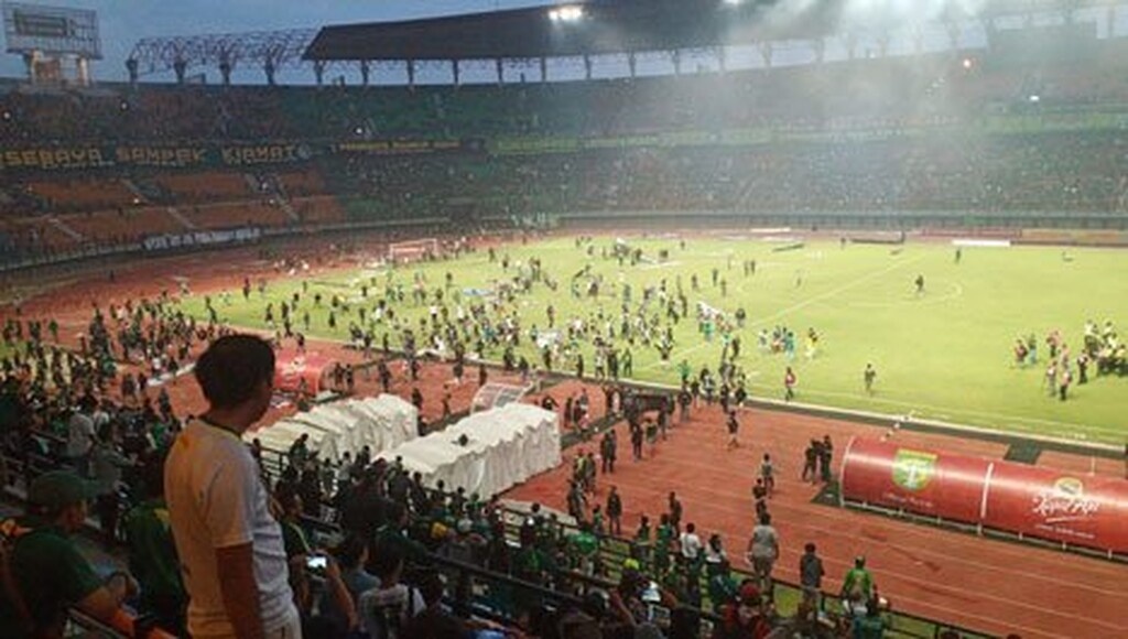 Οπαδοί έκαψαν το γήπεδο μετά από ήττα της ομάδας τους (photos+video)