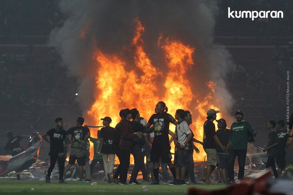 Οπαδοί έκαψαν το γήπεδο μετά από ήττα της ομάδας τους (photos+video)