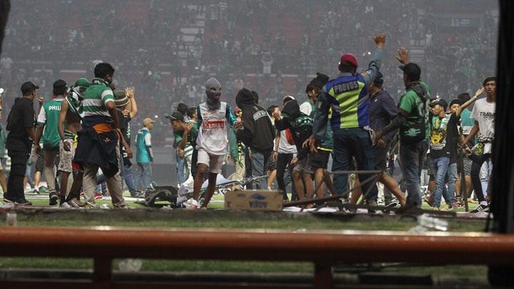 Οπαδοί έκαψαν το γήπεδο μετά από ήττα της ομάδας τους (photos+video)